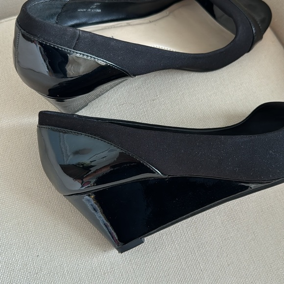 Ellen Tracy Black Open-Toe Wedges SIZE 8 - Picture 11 of 12